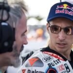 Toprak Razgatlioglu no WorldSBK Estoril 2025 conversando com equipe da BMW