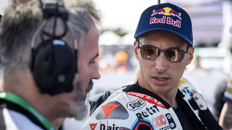 Toprak Razgatlioglu no WorldSBK Estoril 2025 conversando com equipe da BMW