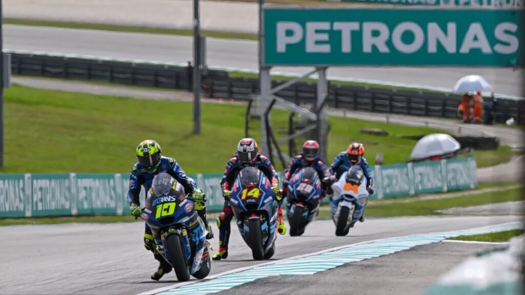 Manuel González cai, Diogo Moreira assume liderança do Mundial de Moto2