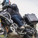 10 equipamentos essenciais para viajar de moto em 2026
