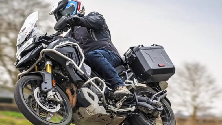 10 equipamentos essenciais para viajar de moto em 2026