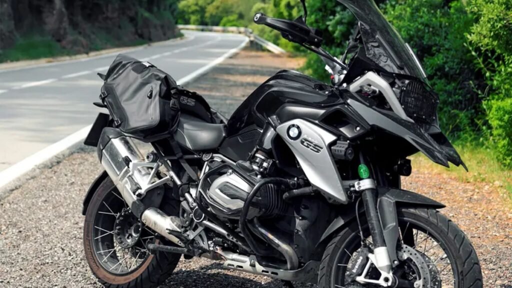 10 equipamentos essenciais para viajar de moto em 2026