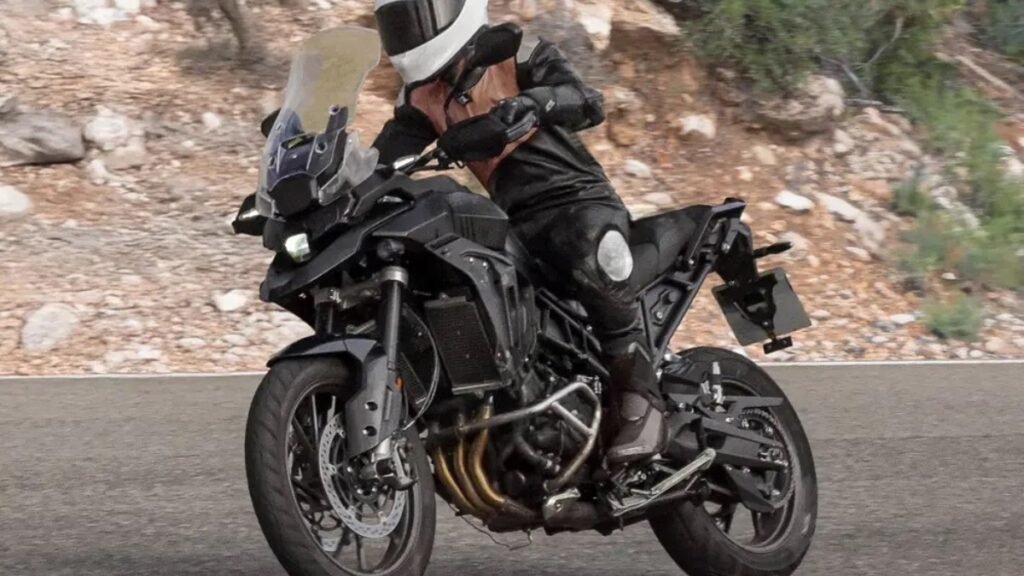 Nova Triumph Tiger 950 é flagrada pela primeira vez e promete revolução nas big trails em 2026