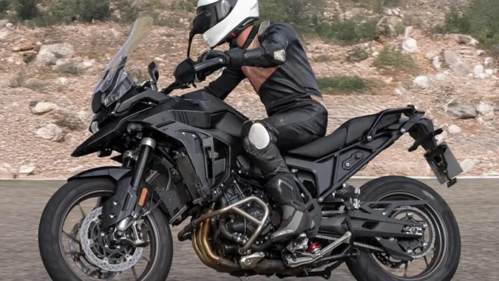 Nova Triumph Tiger 950 é flagrada pela primeira vez e promete revolução nas big trails em 2026