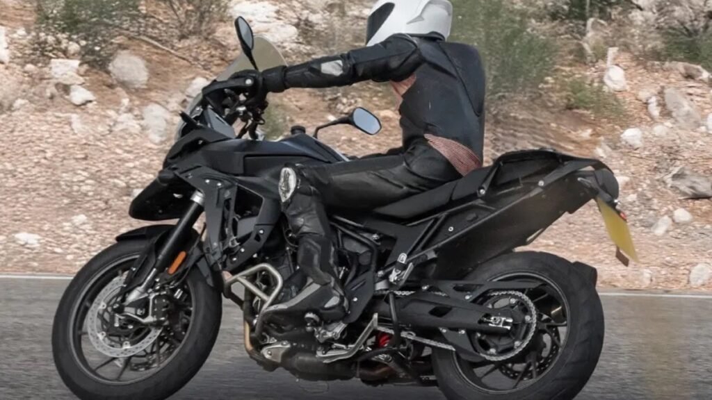 Nova Triumph Tiger 950 é flagrada pela primeira vez e promete revolução nas big trails em 2026
