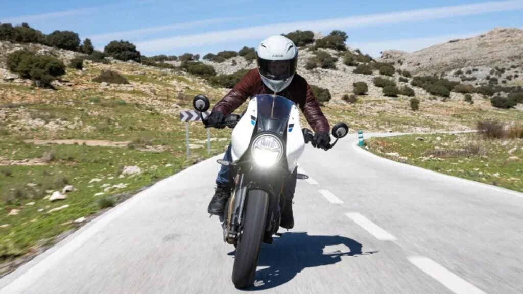 Nova Triumph Thruxton 400 2026